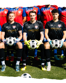 KFC Uerdingen Torhüter im Ausweichtrikot.