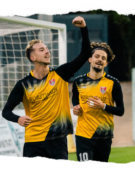 Reck und Kaya vom KFC Uerdingen im Auswärtstrikot beim Torjubel.
