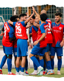 KFC Uerdingen Mannschaft jubelt im Heimtrikot nach einem Tor