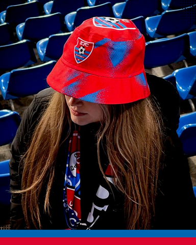 Fischerhut mit KFC-Logo – blau-rot